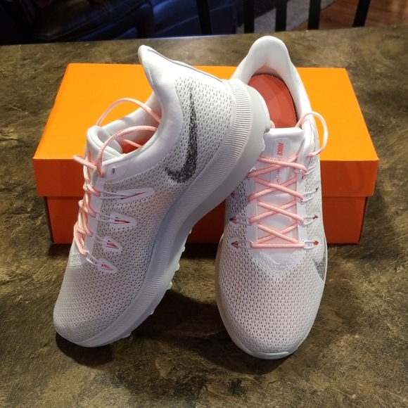 women's quest running sneakers